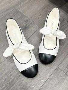 2024 CHANEL WEISS & SCHWARZ LEDER BALLERINAS MIT SCHLEIFE Gr. 37 - Bild 1 von 20