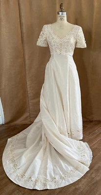 XS Vintage Bonny Beaded Wedding Dress Bow cut outs Ivory 3 ft Train Bridal gown - Image 1 of 4