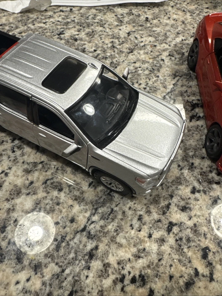 2019 GMC Sierra 1500 SLT Crew Cab Pickup Sliver  Diecast Motormax 79361 - Image 1 of 4