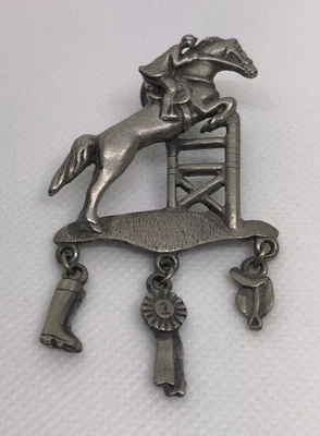 Equestrian Horse Jumping Lapel Pin Brooch LCD Lindsay Claire Designs Pewter 1.5" Foto 1 de 4