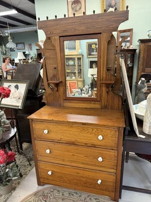 Cómoda/cómoda antigua primitiva de pino de 3 cajones con perillas de porcelana con espejo giratorio Foto 1 de 4