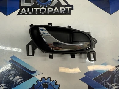 Manija interior de la puerta del lado del pasajero delantero derecho Nissan Rogue 2014-2020 OEM Foto 1 de 4