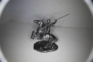 Statuina artigianale in peltro guerriero indiano nativo americano a cavallo arte - Foto 1 di 3