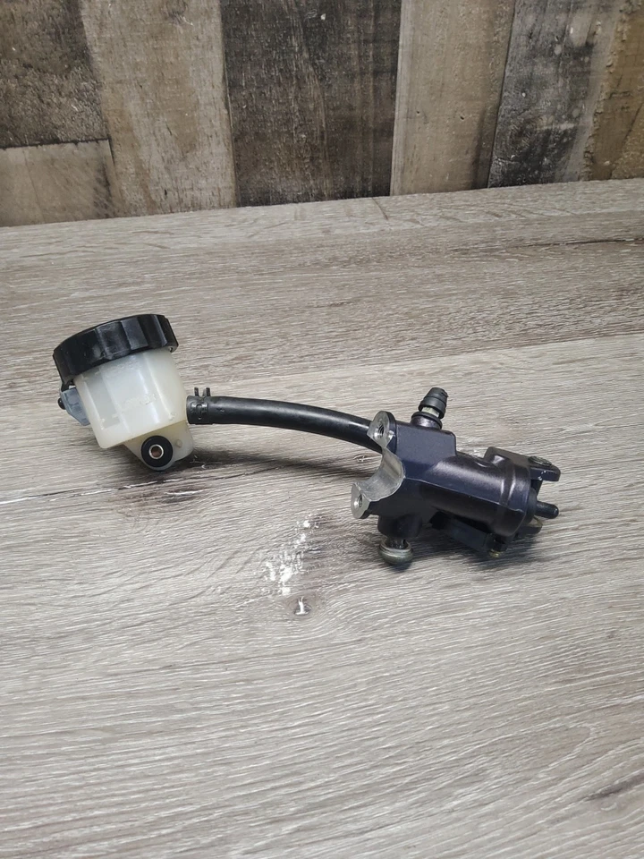 2008 08 07-08 Yamaha YZF-R1 YZFR1 depósito de cilindro maestro de freno delantero  Foto 1 de 4