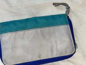 VERA BRADLEY ZIPPER WALLET 6 1/2 IN X 4 IN two toned blue & beige pre-owned - Picture 1 of 14
