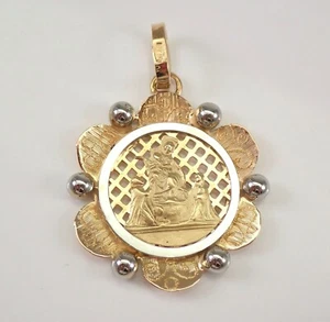 Colgante patrón vintage de oro amarillo y blanco de 18 quilates con dije religioso de metal - Imagen 1 de 4