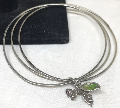 BRACCIALE AUTENTICO ANNI 70 TRE CERCHI RIGIDI ARGENTO E PENDENTE APE CON SMALTO - Immagine 1 di 4