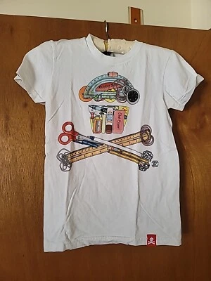 Material escolar Johnny Cupcakes con huesos cruzados talla pequeña rara vez usado Foto 1 de 4