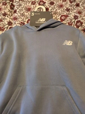 Conjunto de chándal New Balance para niños 3 piezas azul claro con capucha camiseta pantalones 7 nuevo con etiquetas Foto 1 de 3