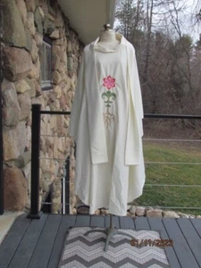 PRIEST CLERGY VESTMENT CHASUBLE & STOLE WHITE W/RED, GREEN, PINK HARBRO PRODUCT - Picture 1 of 4