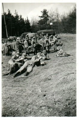 Foto, 2ª GM. 5/I.R. 60 (mot) dic. 1939: Una comida a./d. Cocina de campo (MB)... - Imagen 1 de 2
