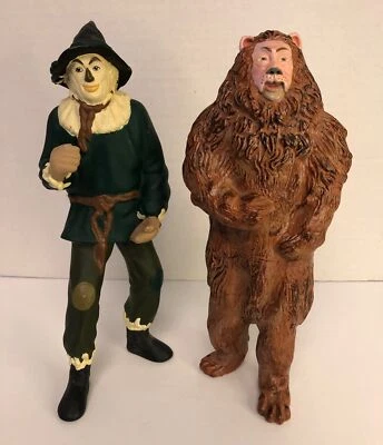 Lote de figuras de espantapájaros y león Turner Wizard of Oz 1995 fuera de personaje de colección J8 Foto 1 de 2