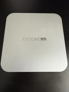 GEEKOM A7 Mini PC AMD Ryzen 9 7940HS 32GB-RAM 2TB-SSD Radeon 780M Win11 WIFI-6E - Bild 1 von 6