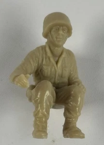 Vintage Marx Sitting US Soldier Beige Plastic Figure 1.5” H - Bild 1 von 5