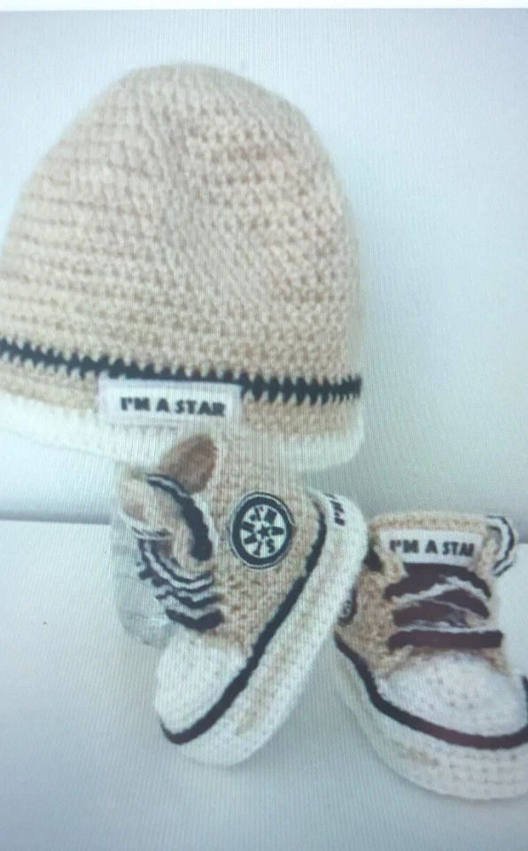 ZAPATOS DE GANCHILLO BEBÉ Y SOMBRERO NOMBRE DE TU BEBÉ ZAPATILLAS DEPORTIVAS HECHAS A MANO BEIGE Foto 1 de 2