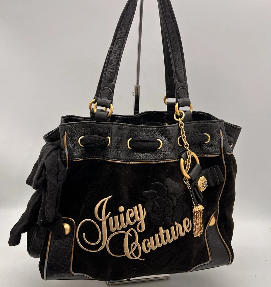 Raro Bolso de Mano Juicy Couture Vintage Negro Terciopelo Bordado Oro Rosa Dijes Lazo Foto 1 de 4