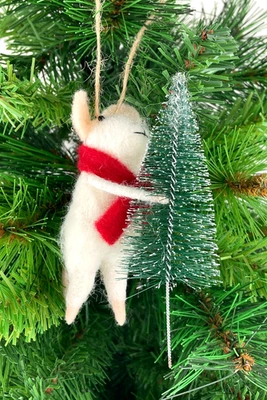 Baumschmuck aus Filz Maus mit Tannenbaum und rotem Schal 12cm hoch bruchsicher - Bild 1 von 4