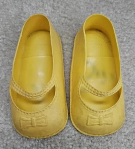 Vintage 30T Puppenschuhe gelb Mary Janes Schleife Gummi Vinyl Hongkong 4" x 2" - Bild 1 von 9