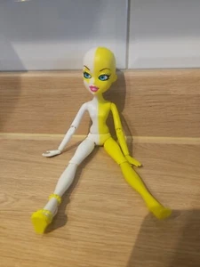 Bratzillaz Switch A Witch Doll Yellow White Collectable 2012 - Picture 1 of 4