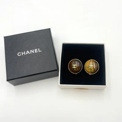 Auténticos Pendientes Chanel Ojo de Tigre Marca Coco GD Grabados 03P con Caja BA120008 Foto 1 de 4