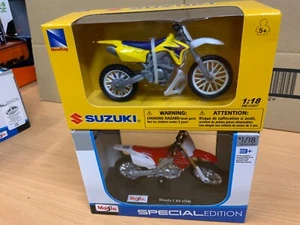 2 x1:18 Die-Cast Motocross MX Toy Model Bikes SUZUKI RMZ 450 HONDA CRF 450 - Picture 1 of 3