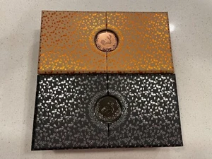 Caja de Coleccionista de Cartas de Otoño Entwined Vol.2 + Edición Noir + 4 Barajas - Imagen 1 de 13