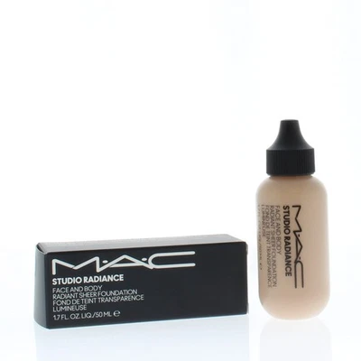 Base transparente radiante facial y corporal MAC Studio Radiance C2 1,7 oz/50 ml Foto 1 de 3