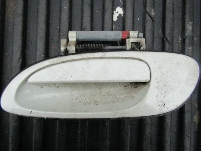Nissan Máxima 2002-2003 OEM LH conductor trasero exterior manija de puerta (blanco, sucio) Foto 1 de 3