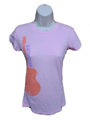 Camiseta rosa pequeña Memphis Lives in Me A New Musical para mujer Foto 1 de 4