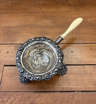 Colador de té con patas austriaco de plata de ley .925 de mediados del siglo XIX fechado Foto 1 de 4