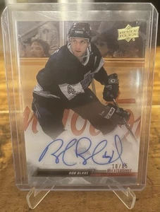 2022-23 Clear Cut UD Exclusives Rob Blake On Card Auto /65 Los Angeles Kings - Bild 1 von 2