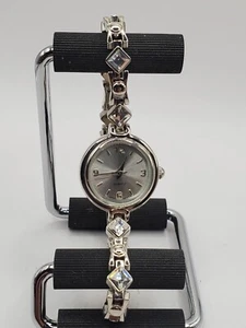 Reloj pulsera de cuarzo con gemas de moda para damas 22 mm redondo tono plata - Imagen 1 de 8