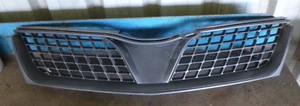 Mitsubishi Magna TJ Grille MR920883 - Bild 1 von 3