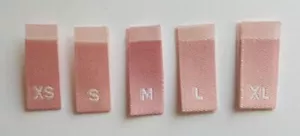 100 pezzi ABBIGLIAMENTO ROSA CHIARO TESSUTO CUCITO PIEGA ETICHETTA TAGLIA ETICHETTE - XS, S, M, L, XL - Foto 1 di 1
