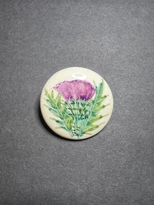 Broche broche redondo vintage pintado a mano de cerámica flor de cardo escocés solapa prendedor 1,5" - Imagen 1 de 3