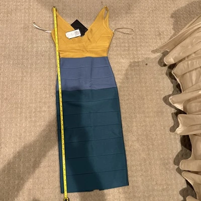 "Vestido Herve Leger Talla S Amarillo Azul Verde Tri Colores Bloqueo Cuello en V 42"" Precio de venta sugerido por el fabricante $1190" Foto 1 de 4