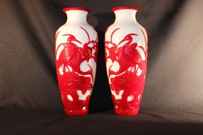 Par de jarrones grandes chinos de vidrio camafeo rojo sobre blanco alrededor de 1900 con grúas, 35 cm Foto 1 de 4