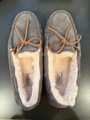 ZAPATILLAS MOCASÍN UGG DAKOTA PELTRE GAMUZA/LANA DE OVEJA, MUJER US 9 Foto 1 de 4