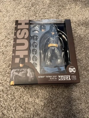 Figura Coleccionable MAFEX Batman Hush Traje Negro Foto 1 de 4