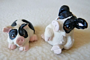 VINTAGE - TWO BLACK & WHITE PIGS / PIGLETS / HOGS - PIG FIGURINES - CUTE FACES - Picture 1 of 20
