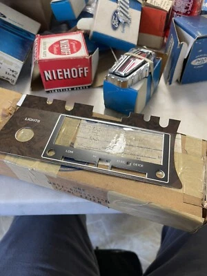 Ford Thunderbird 1978 panel de instrumentos moldura nuevo de lote Foto 1 de 2