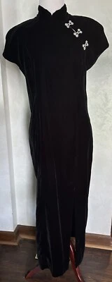 Maxi Vestido Cheongsam Asiático Terciopelo Manga Gorra Negro Años 80 LBD con abertura y pedrería Foto 1 de 4