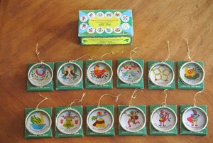 Vintage 12 Tage Weihnachtsschmuck handbemalt durchscheinend Hongkong 2,75 Zoll - Bild 1 von 12