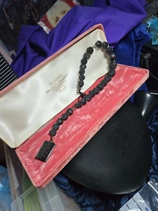 ANTIKE VIKTORIANISCHE WHITBY JET TRAUER GEBETSPERLEN/ANHÄNGER ANDENKEN - Bild 1 von 12