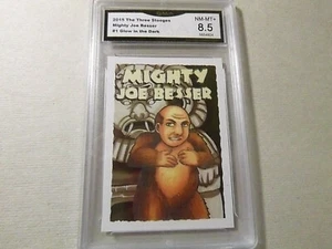 JOE BESSER MIGHTY 2015 CHRONICLES OF THE THREE 3 STOOGES GLOW IN DARK GRADED 8.5 - Picture 1 of 2