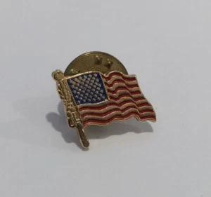 Alfiler de solapa de bandera estadounidense esmaltado rojo blanco azul en tono dorado vintage - Imagen 1 de 3