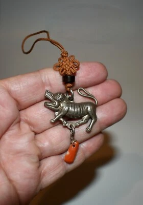 Antiguo dije de plata de jabalí/cerdo chino del período Ching tardío con adorno de coral Foto 1 de 4