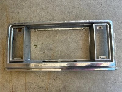 Parachoques trasero Bonneville 1980 1981 placa de matrícula panel relleno moldura Pontiac OEM Foto 1 de 4