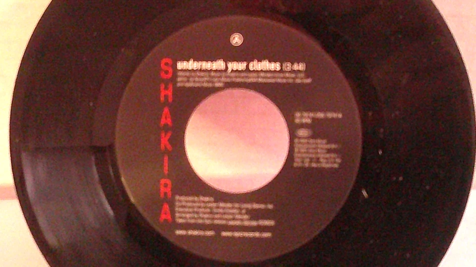 Шакира, Epic, «Под вашей одеждой» США, 7 «45, 2002 R&B/латинская классика, новый РЕДКАЯ - Изображение 1 из 2