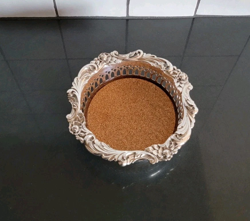 De Colección Lunt Plato de Plata Botella de Vino Posavasos Elocuencia Floral Pergamino con Corcho 5.5" Foto 1 de 4